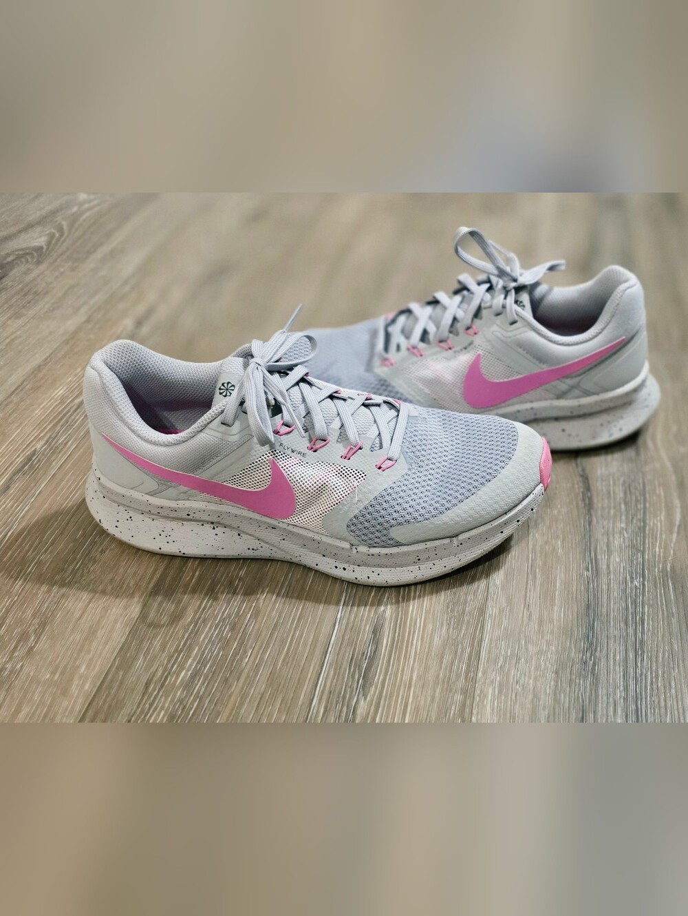 Nike Women's Light Gray Runs% with Pink Swoosh Size 8.5 - Picture 2 of 4